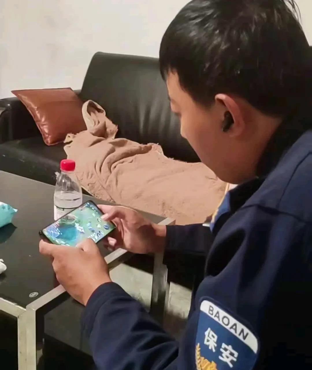 总有人说当保安就是去养老的，一个月一两千块钱不就是去混日子玩吗？该吃吃，该喝喝，