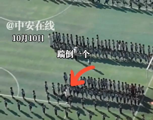 广西，一大清早，学校里的孩子们正在操场上排队做操。这个时候，一名白衣男子（可能是