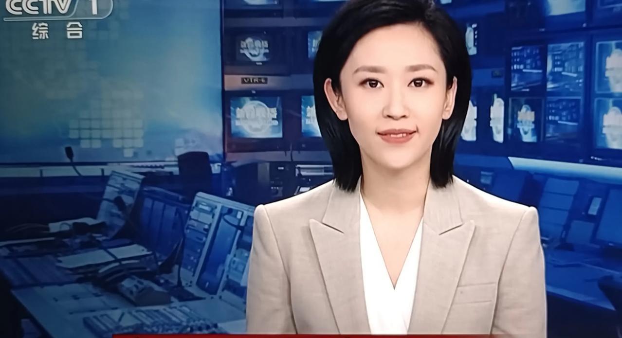 不是说换装，换成中式服装了。
怎么我看到的还是西装？
那天换装是因为什么？是特殊