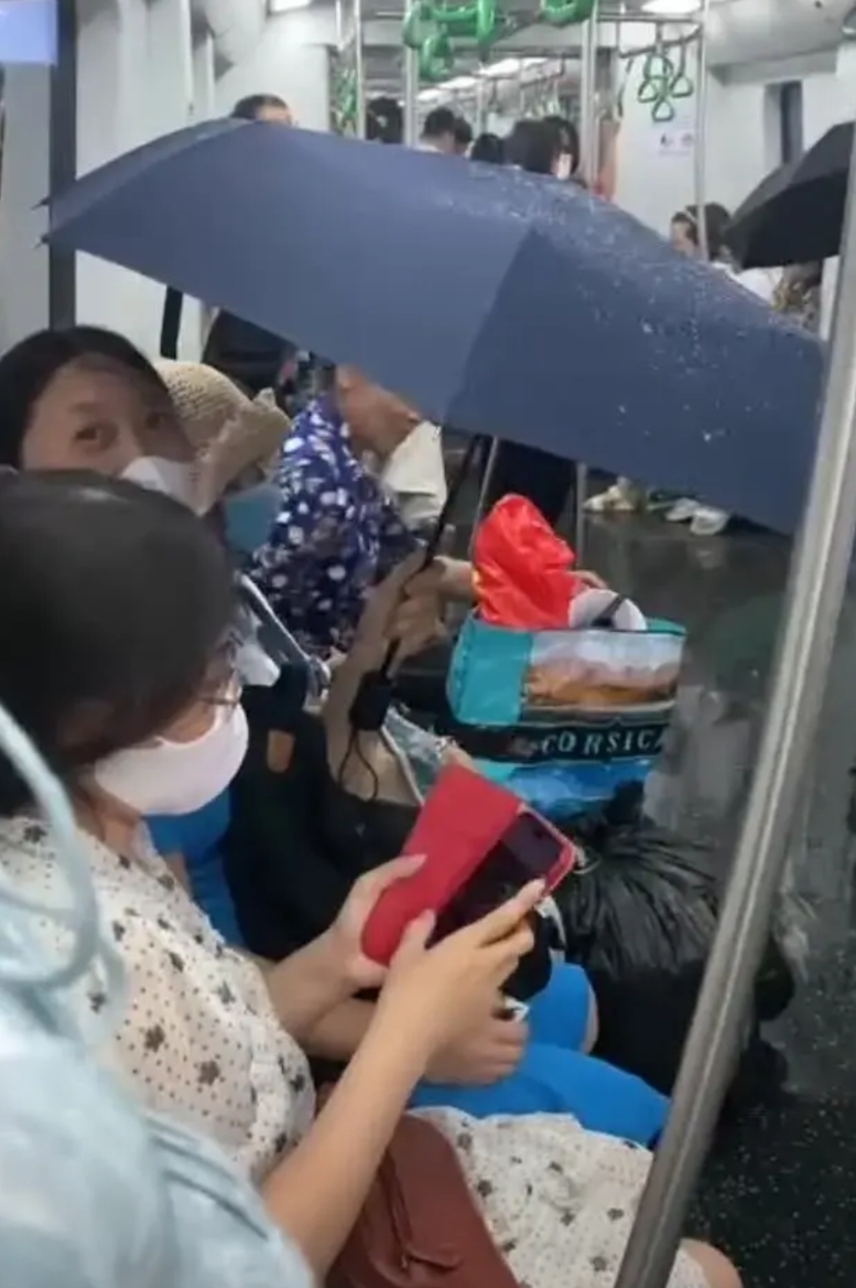 越南地铁居然下起大雨？5月19日，乘客乘坐地铁从吉灵前往河东，但在下午 5 点 