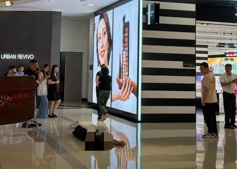 5月22日扬州一商场内，一名年轻女子跳楼。据当时在商场内逛街的人反应：女子落地的