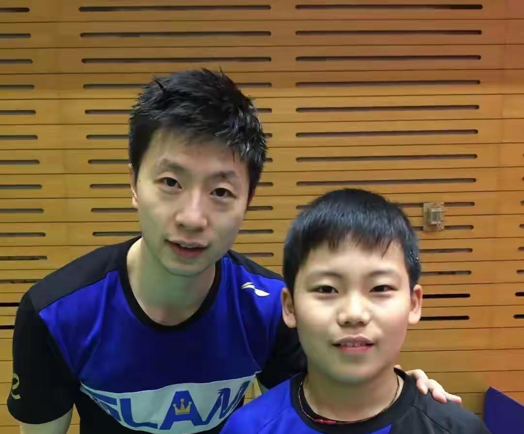 松岛辉空还真是一枚公子他和马龙 张怡宁 福原爱的合照被曝光，小时候他还是一个爱笑