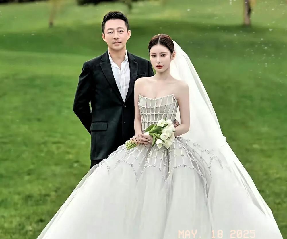 汪小菲这二婚整挺花哨啊，北京郡王府四合院里摆酒席，俩人都裹着龙凤褂子晃悠，张兰那