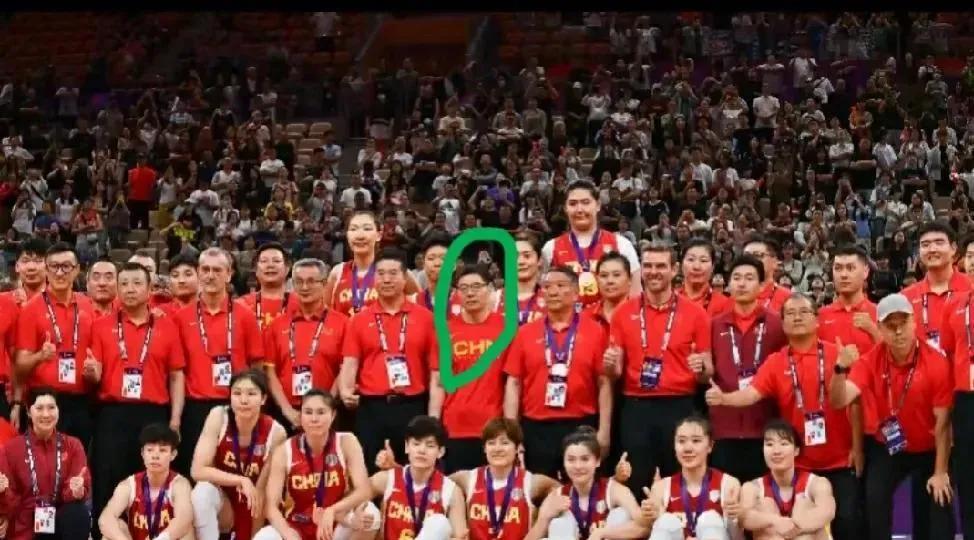 男足失利，足协主席被推上风口浪尖；反观女篮失利，被推上风口浪尖的却是主教练，篮协