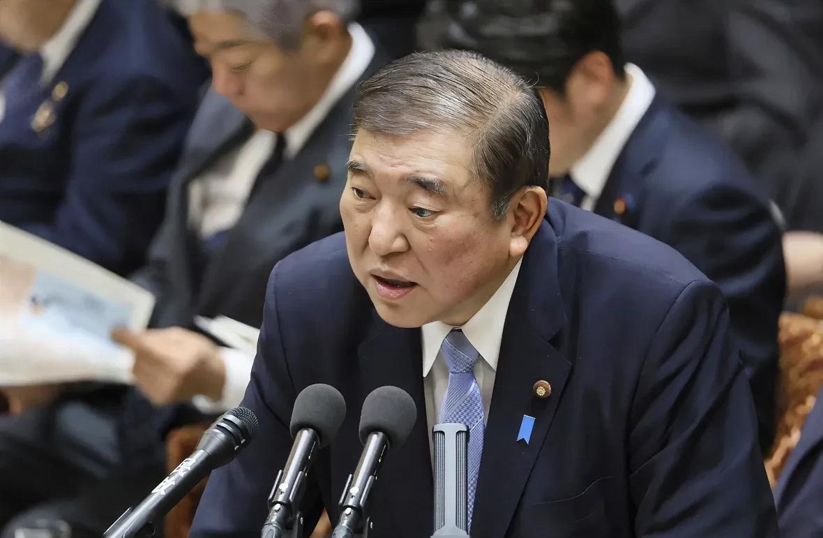 日本硬刚美国！
宁扛关税，不接美国“烫手山芋”！
近日，美国想让日本把那一万亿美
