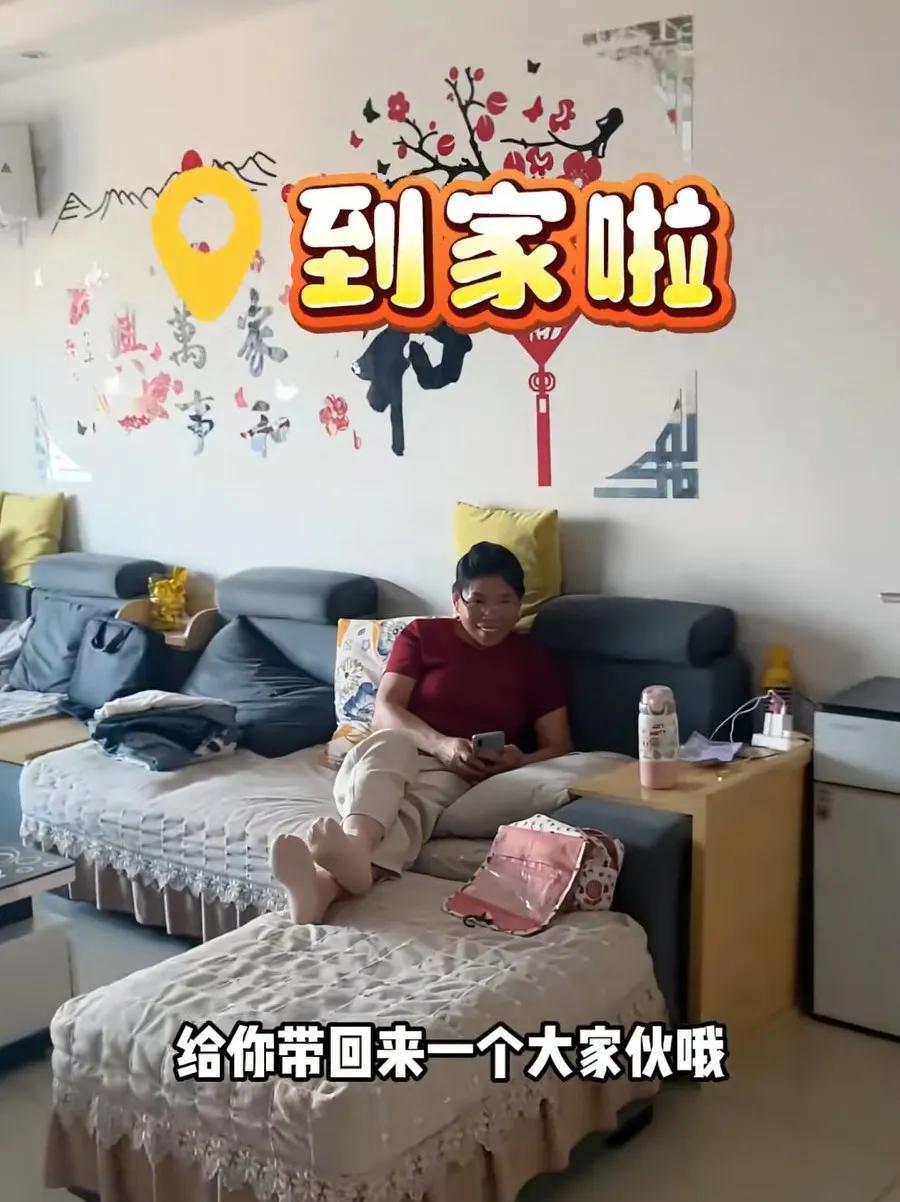 玉米粒妹妹婷可爱，视频下的妈妈和玉米粒视频下的妈妈完全不一样！
婷可爱回家给妈妈