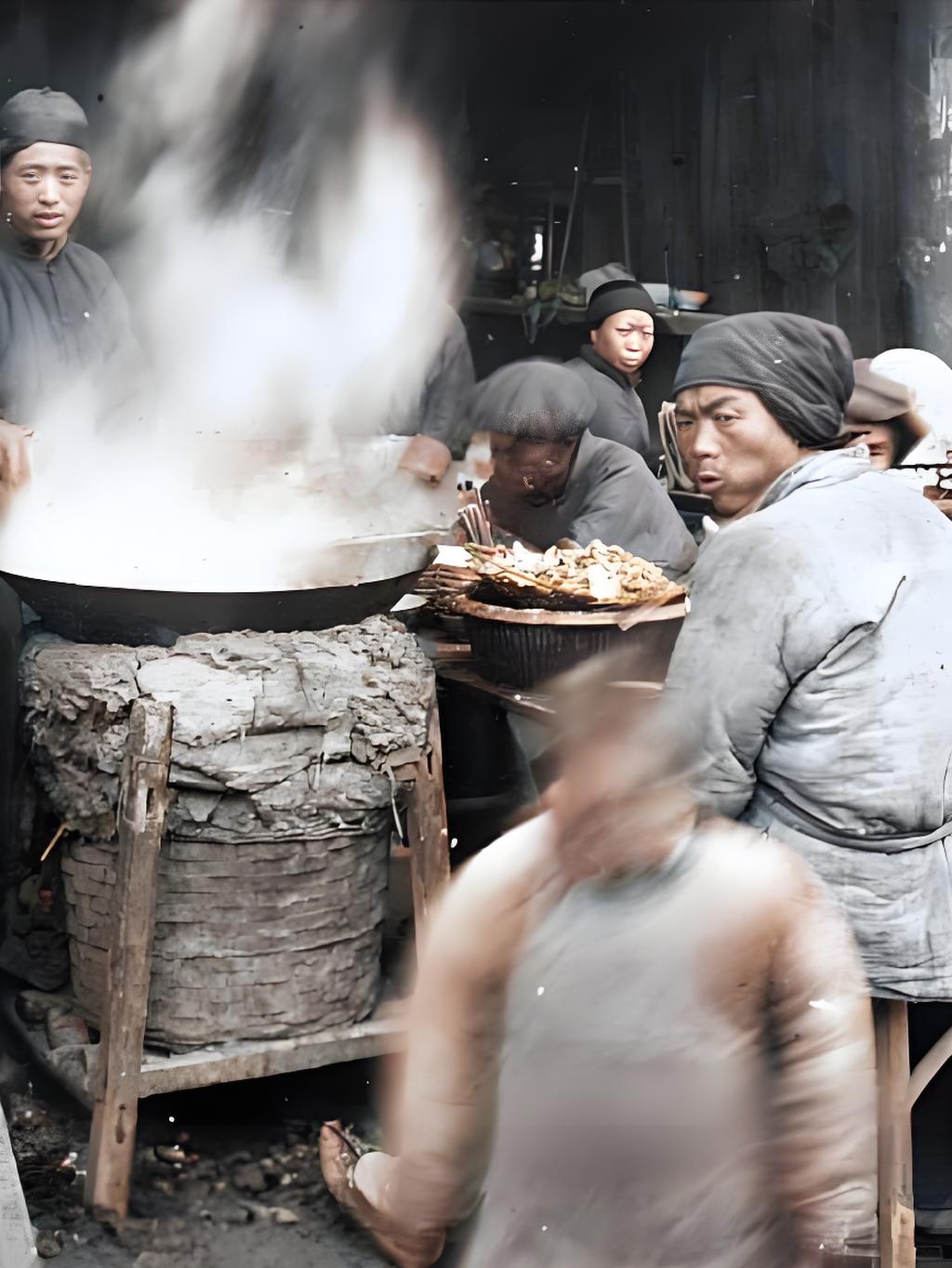 1920年代的北京街头，草席裹灶、破棉袄浸透补丁，大铁锅的火焰既是“糊口营生”的