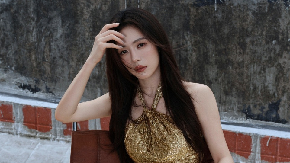 被金色点名的女人！蔡文静的“鎏金氛围感”冷调柔媚