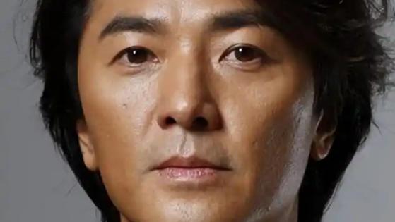 58岁郑伊健乘机出行，低调选经济舱，面容沧桑显老态
