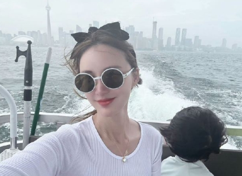 张歆艺从不让“妈妈”或“演员”定义自己，带娃时尽情享受家庭，拍戏时全心投入角色，
