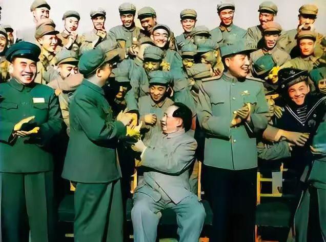 五十年代，抗美援朝战争结束，中国人民志愿军凯旋而归。
伟大领袖毛主席在北京接见了