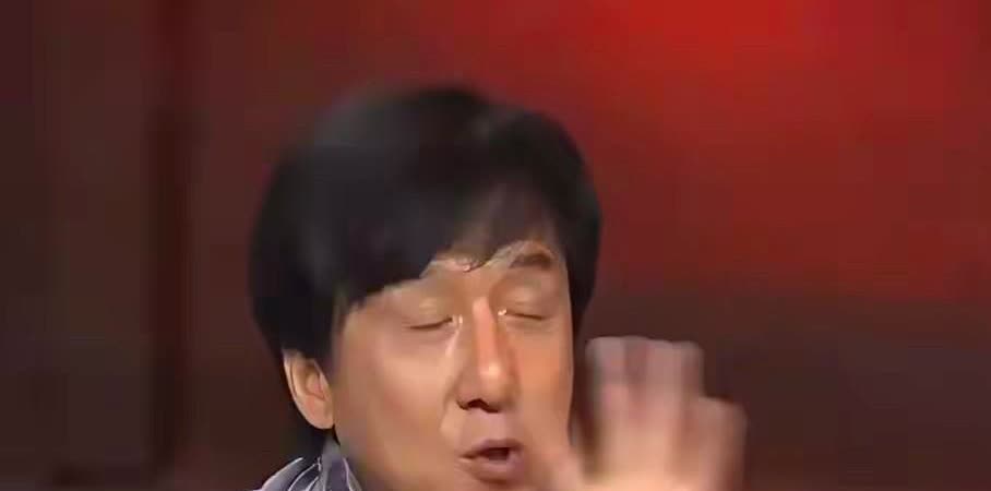 刚看到成龙大哥的点餐绝招，这波操作我直接跪了！😂
成龙去陌生餐厅必备台词:"