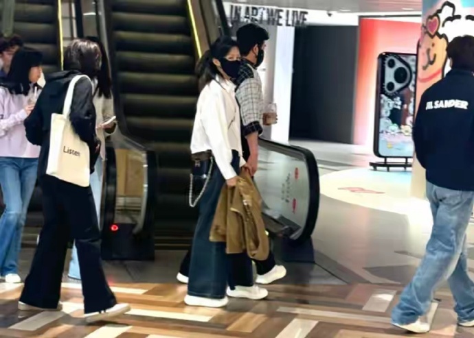 鲍蕾夫妇与郭京飞聚会，49岁陆毅又高又瘦，看着比妹夫要年轻10岁 ​​​