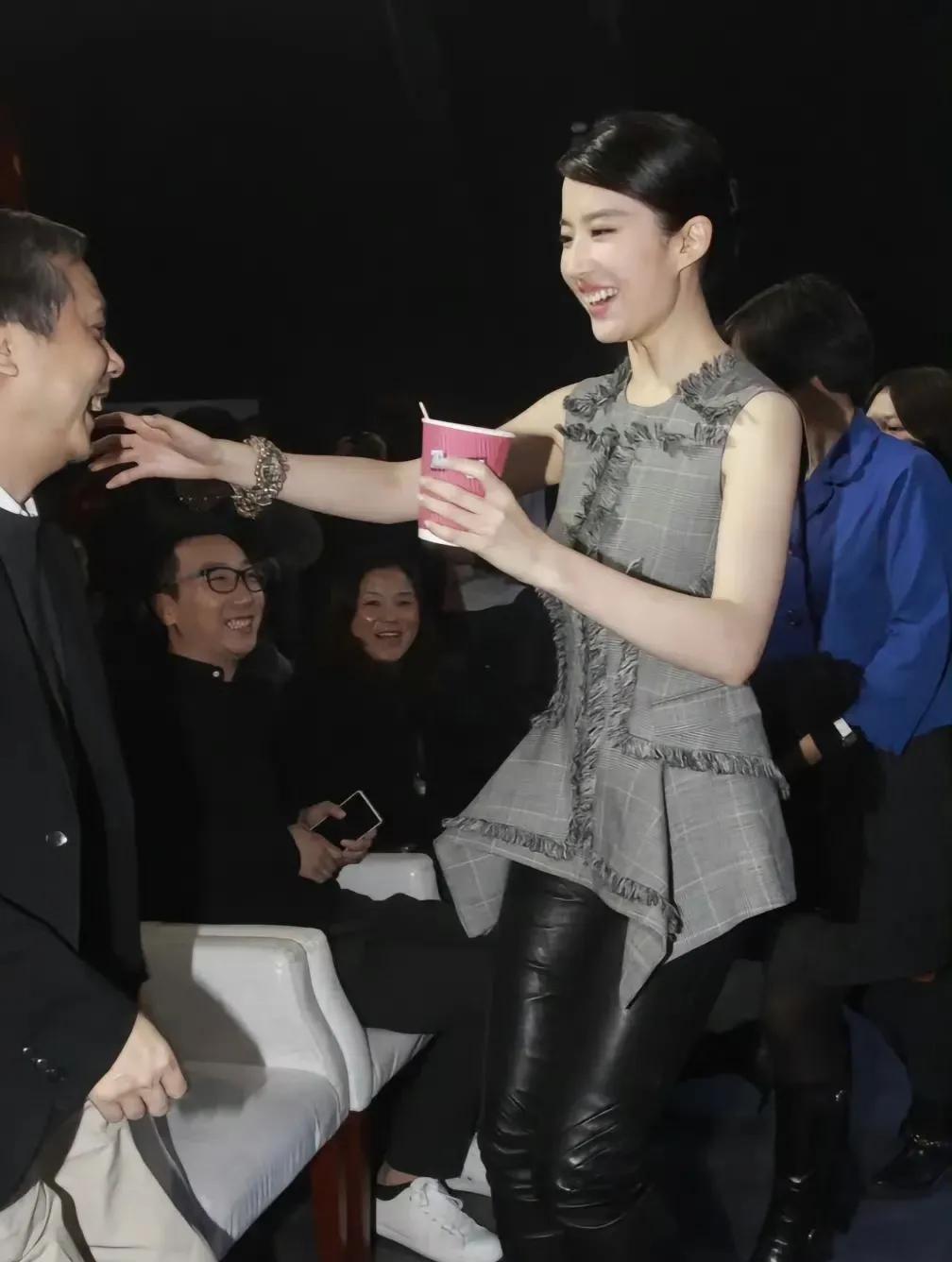 救命！谁还没看过刘亦菲这段“咖啡突袭导演”的名场面啊！[笑哭] 刷到这段被时光尘