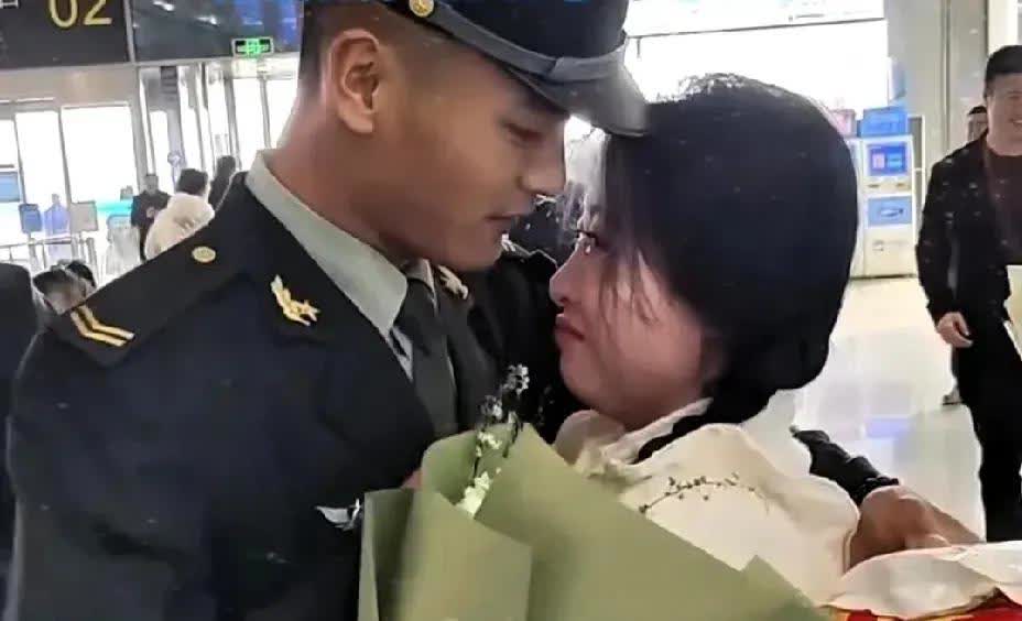 兵哥哥回家先抱媳妇引热

1. 行为争议：兵哥哥在机场出口先抱媳妇数分钟，随