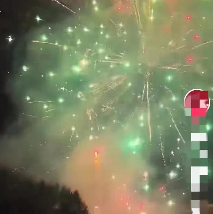 6月24日凌晨，有些地方半夜鞭炮齐鸣、烟花绚烂，居民们你千万不要害怕，那一定是谁