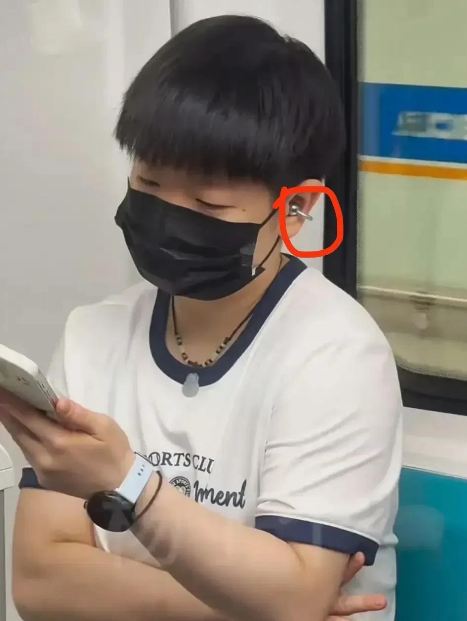 莎莎绝对是一个合格的品宣者，出国比赛也戴着0PP0耳机。
图中的莎莎戴着的是0P