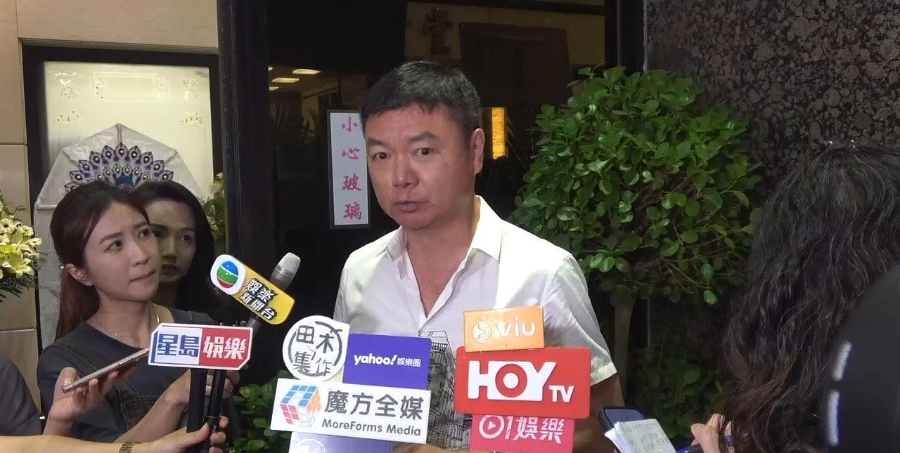 艾威太太设灵丨艾威睡眠不足心不在焉，出门忘带爱妻陪葬品！
资深艺人艾威的太太陈美