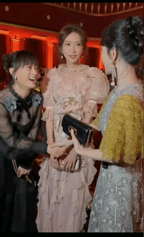 孙俪太谦虚了，这么大碗，和杨紫握手，低头弯腰，笑容满面，都说孙俪是一位谦虚的明星