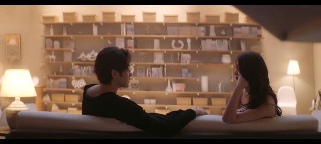    《棕眼之谜》这部剧中曾杰对白晓玲婚前婚后态度的转变以及为了利益控制妻子甚至