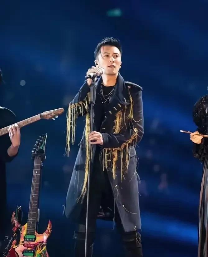 谢霆锋才是香港真正的顶流，一张演唱会门票炒到17万，为了方便所有人看到他，他居然
