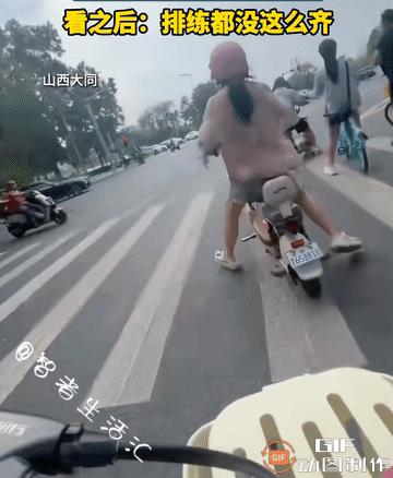 太好笑了！网友马路偶遇三人神同步，就像复制粘贴一样，太有喜感了……
看之前：能有