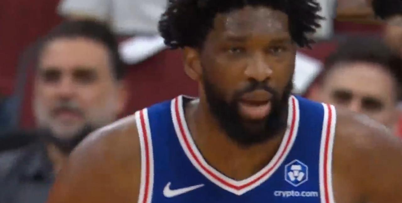 费城76人就像是斗牛士拿着加特林一样，直接把芝加哥公牛打成了筛子。
费城76人客