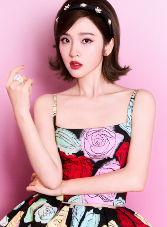 唐艺昕的碎花复古穿搭，nice！