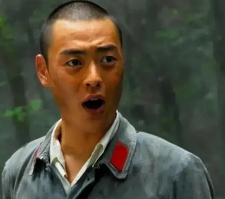 2005年拍摄《亮剑》的时候，张桐出演警卫员魏和尚，李幼斌踹他一脚并呵斥：“你想