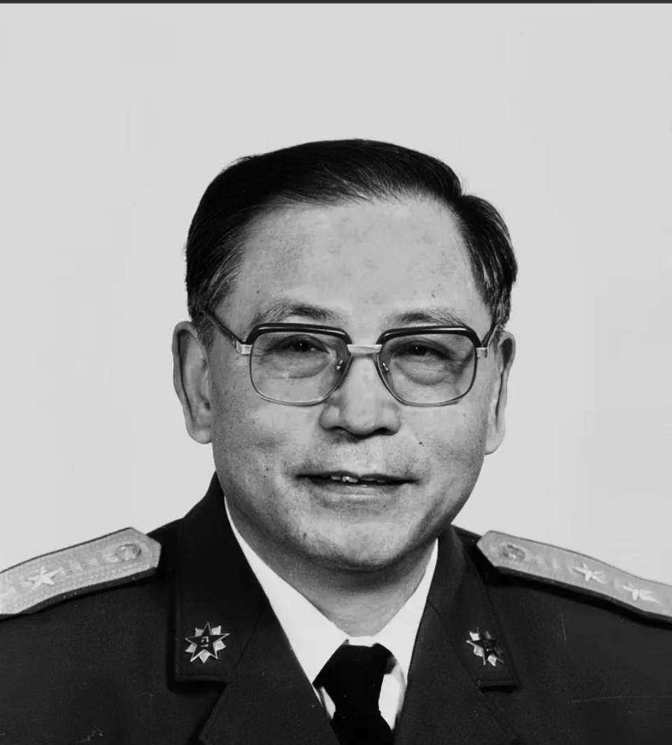 1950 年，粟裕正在汇报工作，门突然被撞开。李克农冲进来，声音发颤：“粟裕同志