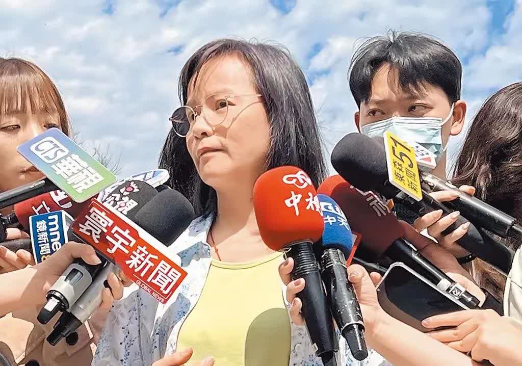 湾湾有一位所谓的女一中校友作家丘美珍

说了一通很奇怪的花花绿绿
是针对那