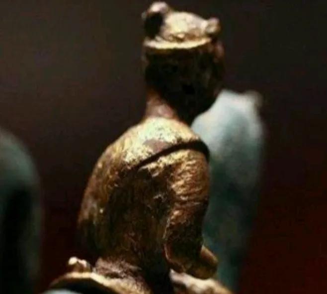 铜的生产和使用在古代文明中扮演了重要的角色，尤其是在青铜文化的形成和发展中。青铜