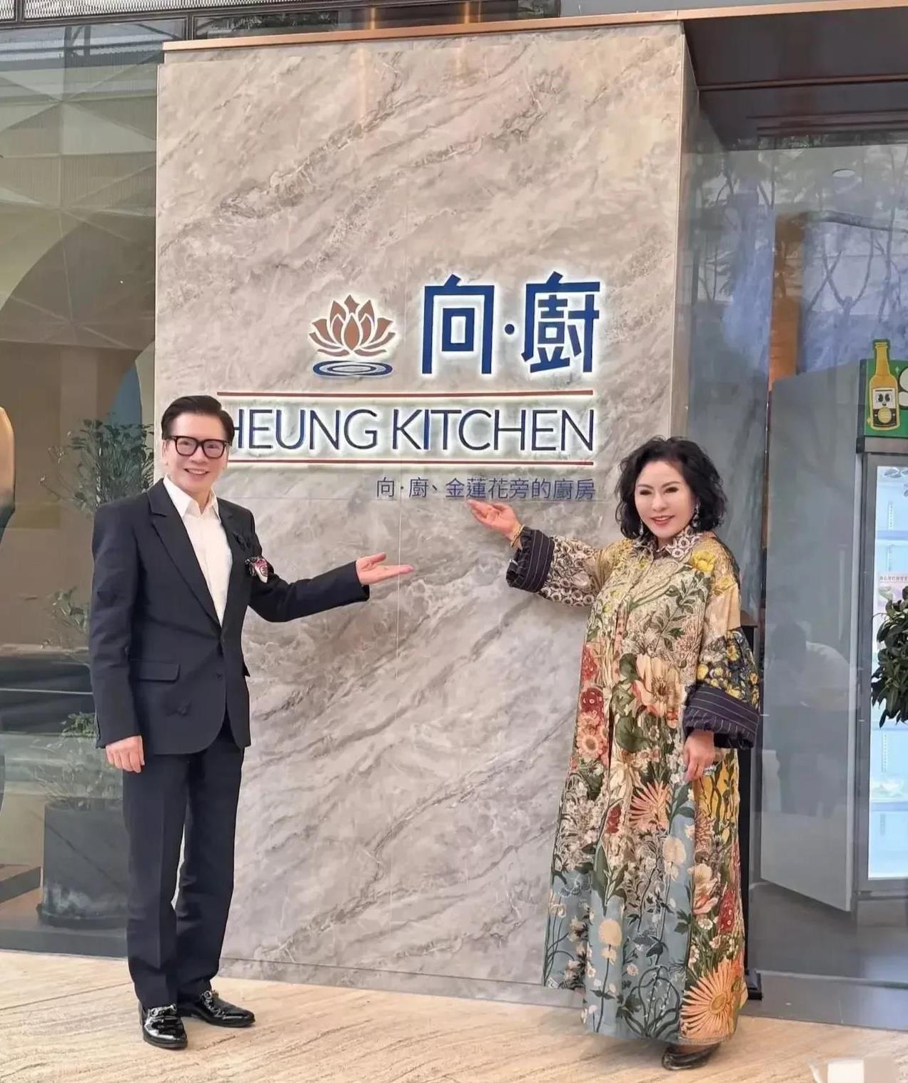 向太这一身花裙子看起来真喜庆，
向佐的金发造型还是蛮适合他的，但这一身黑色蕾丝真
