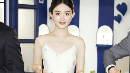 赵丽颖也太美了，穿白色吊带小礼服，直角肩让人移不开眼