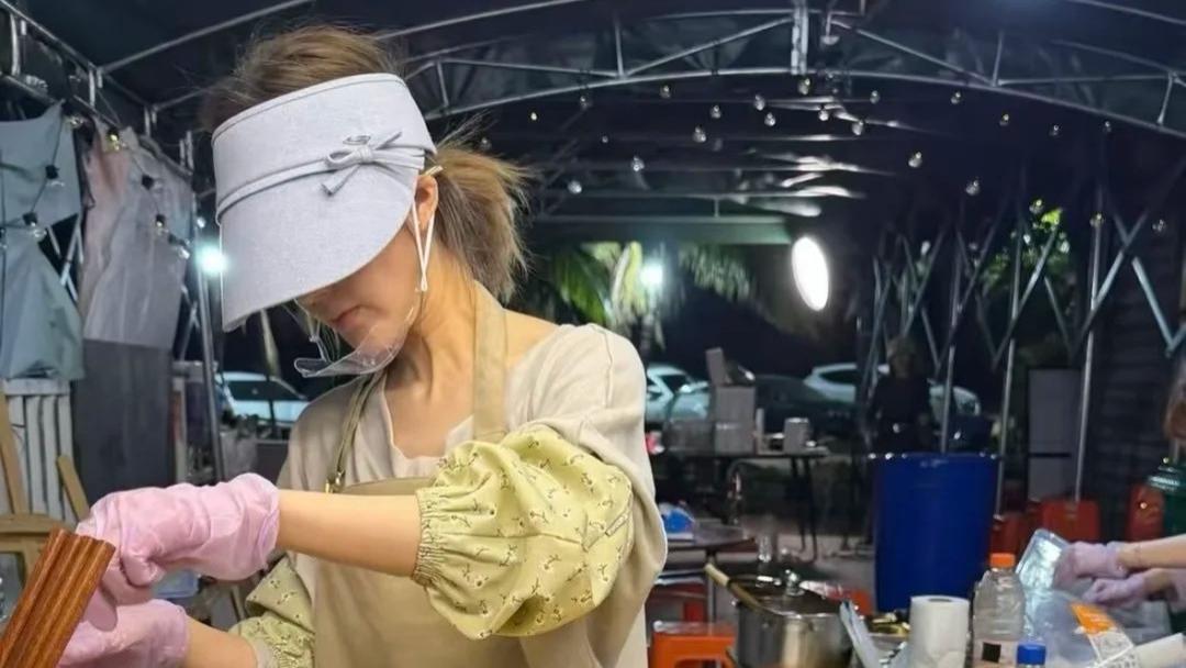 赵露思在海南夜市摆摊卖蛋烘糕？你没看错，这还真不是哪部剧的路透