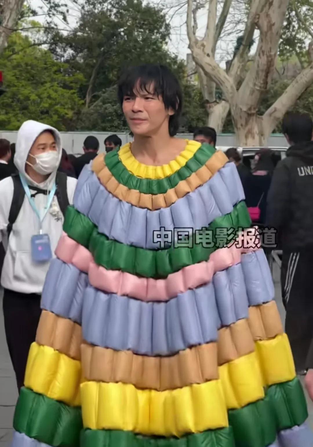 向佐，引发热议！
4月1日，向佐登上热搜榜！这次不是因为参加线下品牌活动，也不是