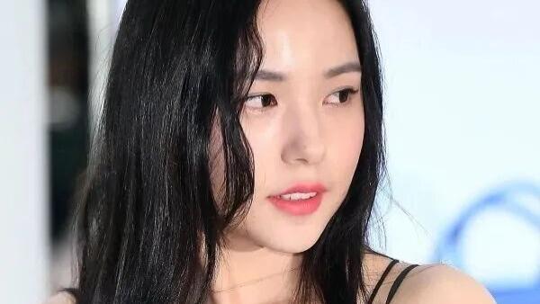 闵孝琳消失一年多后重新现身，自拍九宫格依旧俏皮