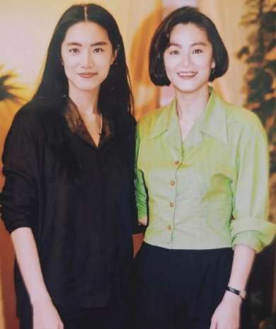 林青霞和她当年的替身合影，长的太像了吧？ ​​​