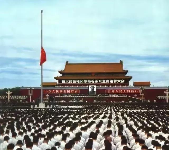 毛主席逝世那天，我们正在开小学生运动会，当我们听到消息后，老师让运动会马上停止并