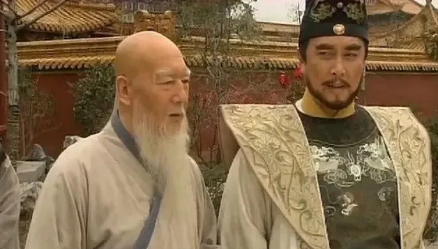 1399年，朱棣“靖难”起兵。在出征前，突然间狂风大作，屋顶上的瓦片纷纷掉落，在