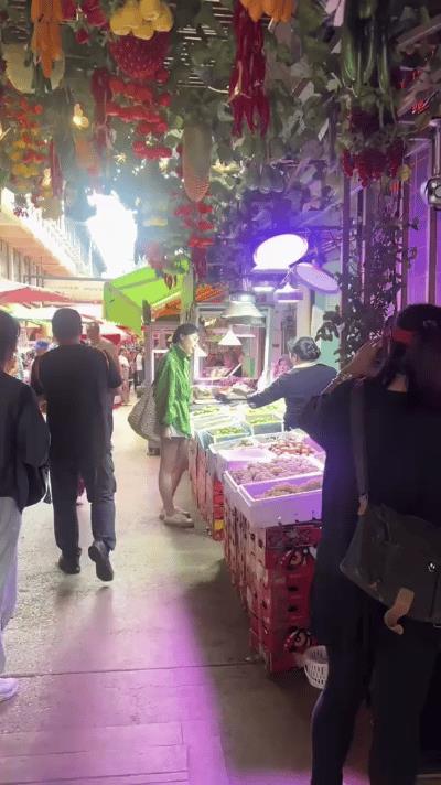 近日，实力演员吴越悄然现身昆明热闹的菜市场，宛如一颗温润的明珠落入烟火人间。她身