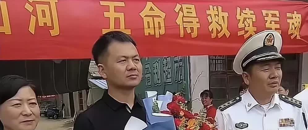 被英雄张伟施救的女子，到现在仍然没有露面。

那么，她是否应该露面表示感谢呢