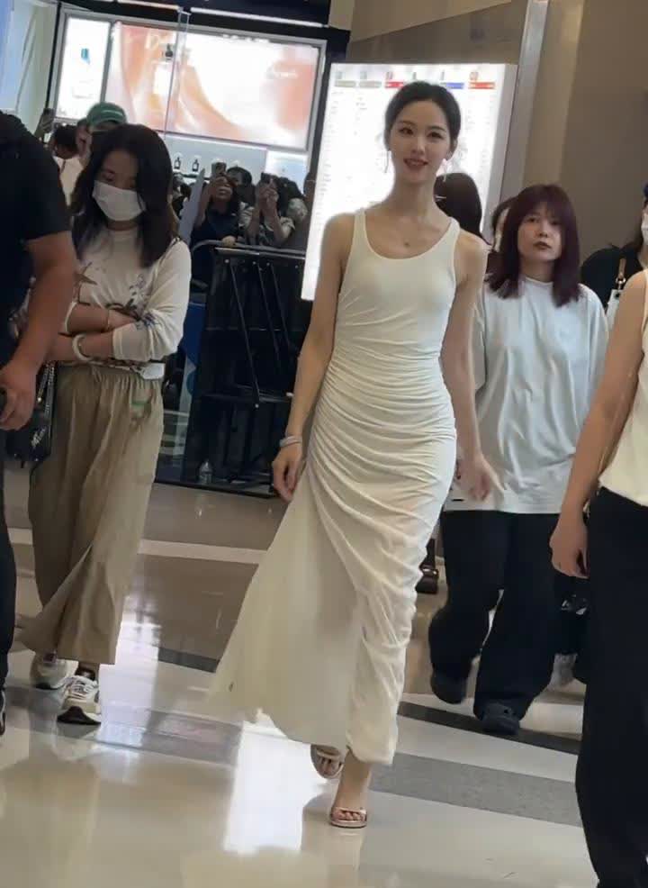 人气太高了，现场简直人从众·。