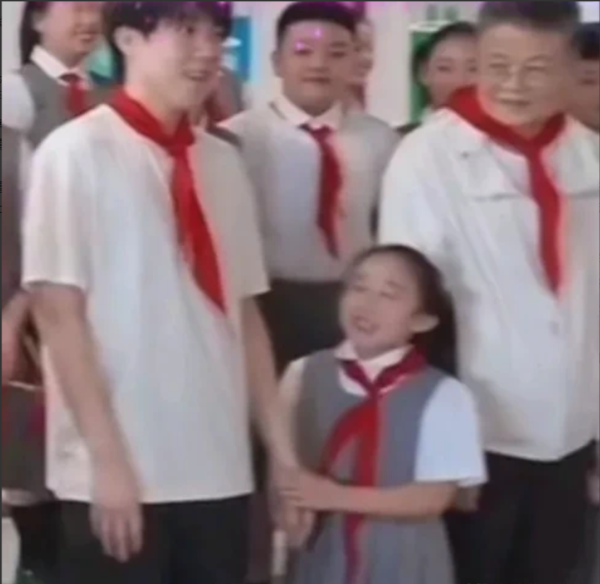 小妹妹已幸福到模糊！这是全网唯一一个双手握住头哥手的女孩！而且不是一只手，两只手