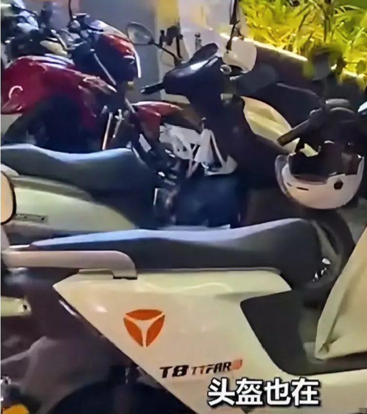 中国重庆，有一位意大利小伙为了证明中国优秀的治安，故意将自己的行李放在电动车上，