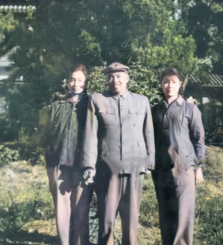许世友将军与2个女儿的一张合影，想不到，许上将的女儿真漂亮！

六十年代有一张许