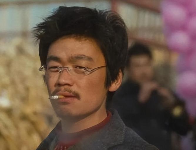 王宝强赚钱后，开着300万的豪车回老家，结果一眼看到村口挂着一块牌匾，上面写着5