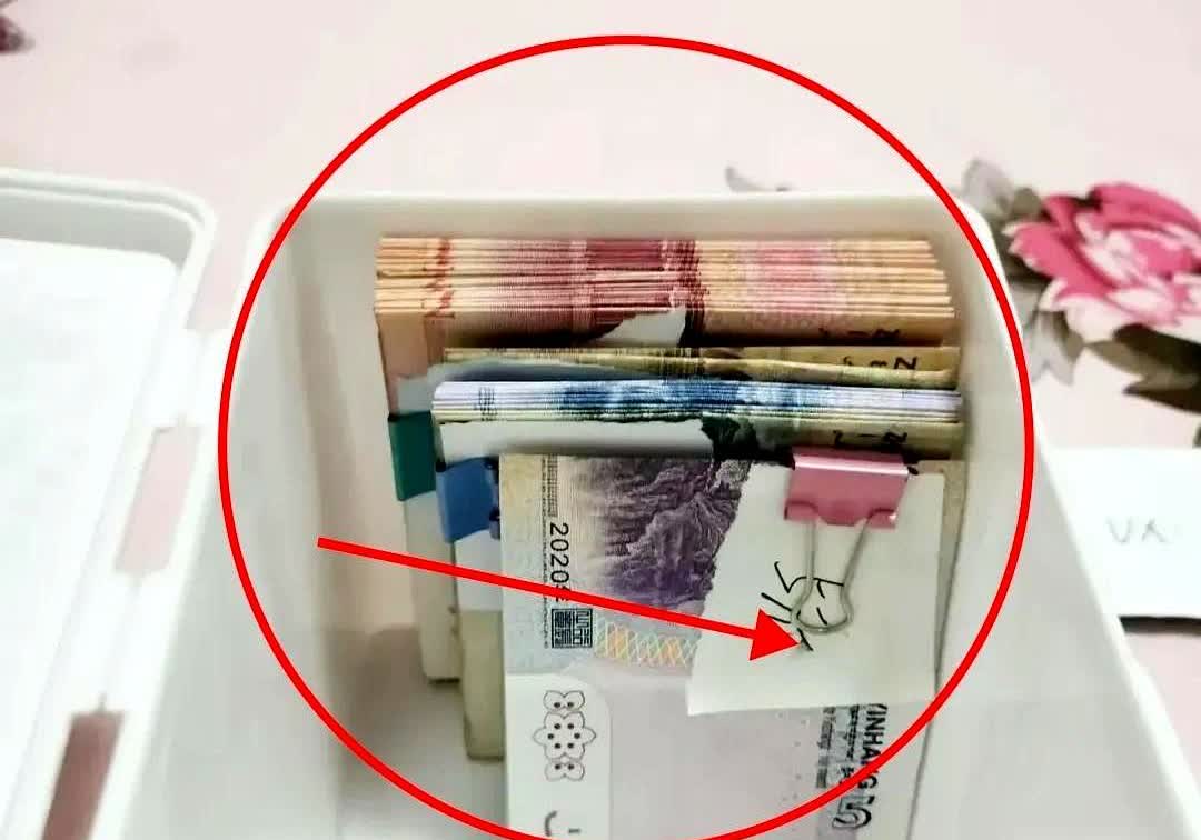 看哭了！

青海，高考结束之后，有一名女子在整理女儿行李的时候，发现她跟丈夫