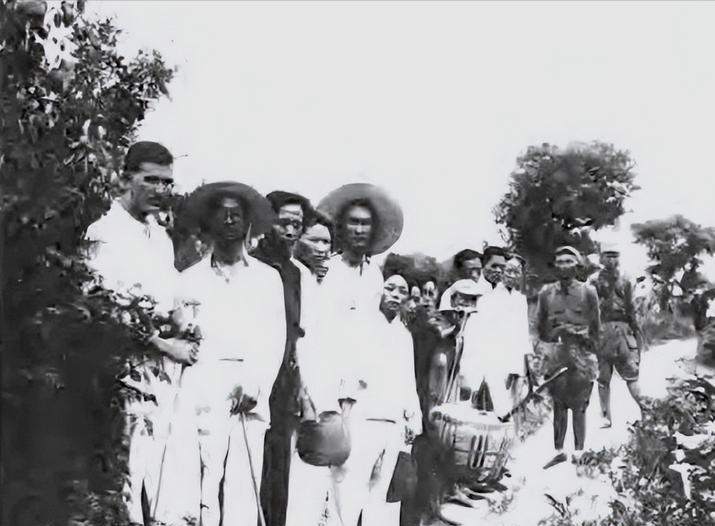 1944年，美国航空队的飞机在南京被击落，飞行员刚落地，不远处一队人就冲来，他以