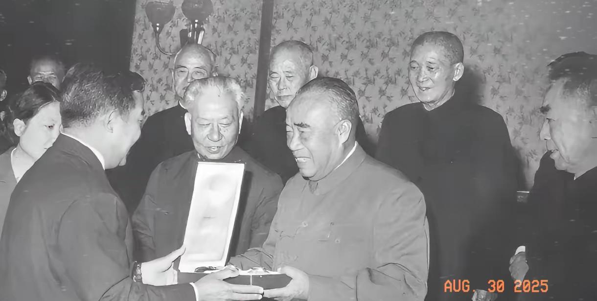 历史老照片分享。
1964年10月，朱德，刘少奇，周恩来出席中柬两国联合公报签字